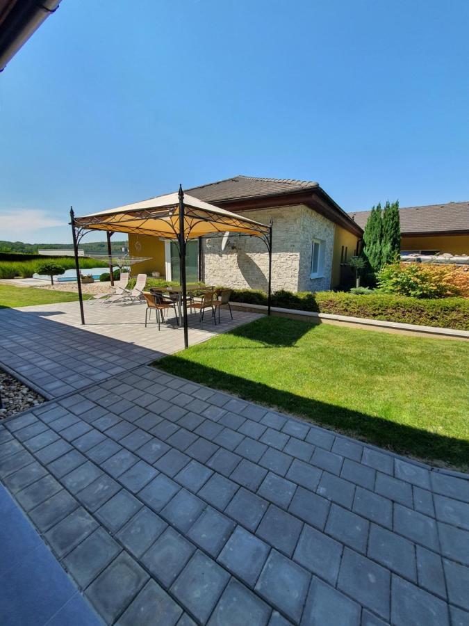 Apartman Kurdejov Hustopece Exterior photo